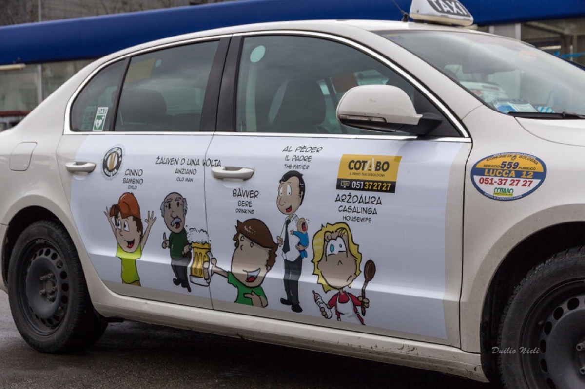 Un taxi Cotabo per le strade di Bologna